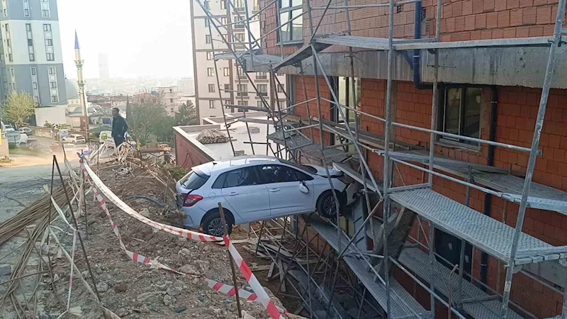 Görenler şaştı kaldı: Otomobilde mahsur kalan 4 kişi kurtarıldı
