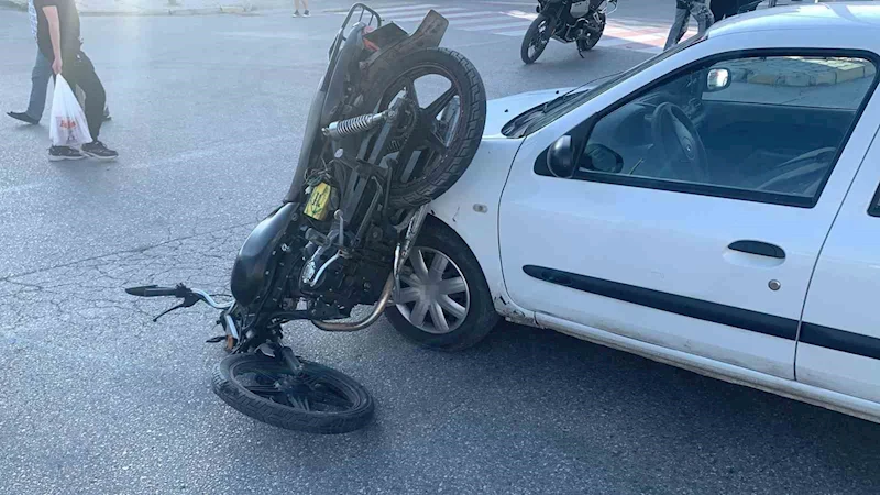 Karaman’da otomobille çarpışan motosiklet sürücüsü yaralandı
