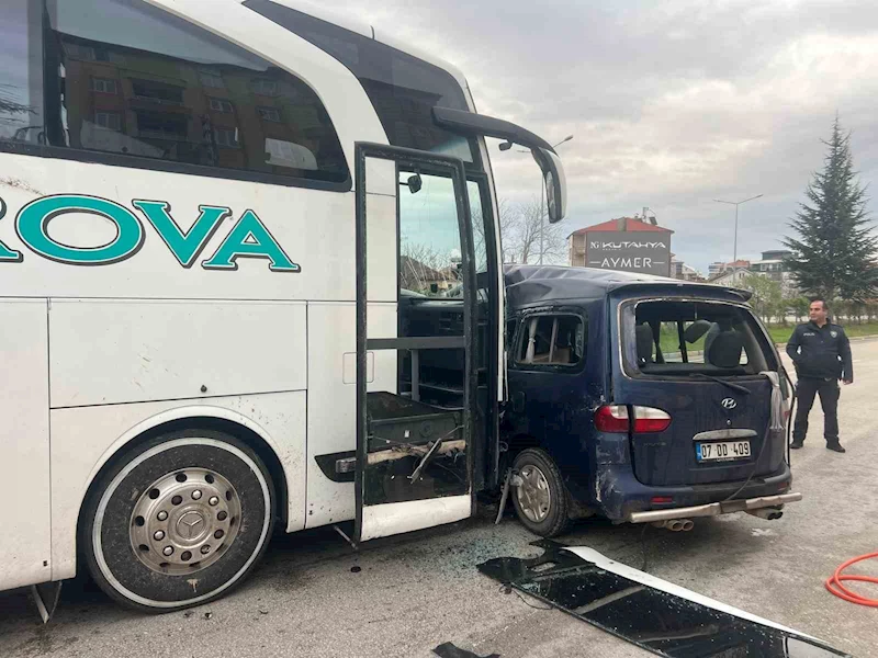 Isparta’da yolcu otobüsüyle hafif ticari araç çarpıştı: 1 ölü, 2 yaralı
