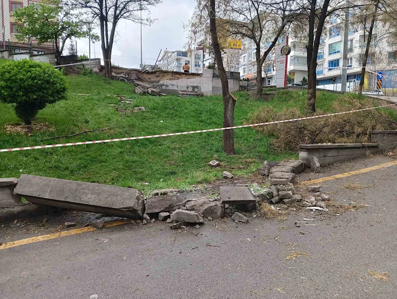 Fren sistemi arızalanan otobüsün parka daldığı anlar kamerada
