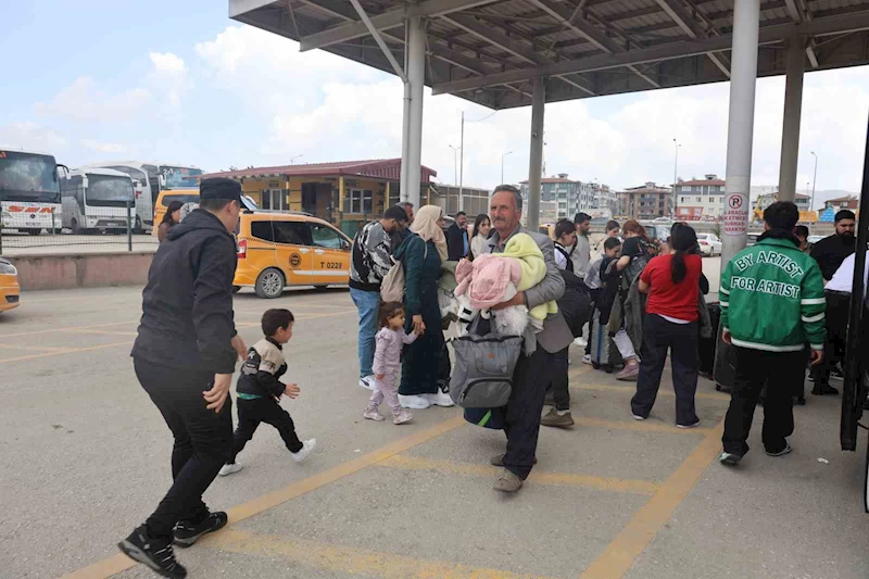 Depremzede vatandaşlar tedirginlik içerisinde İstanbul’dan dönüşlerini sürdürüyor
