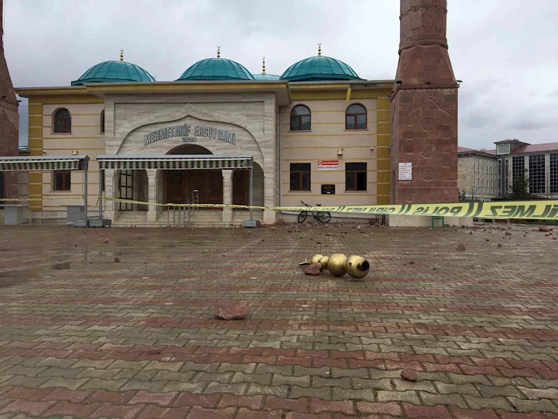 Sivas’ta cami minaresine yıldırım düştü
