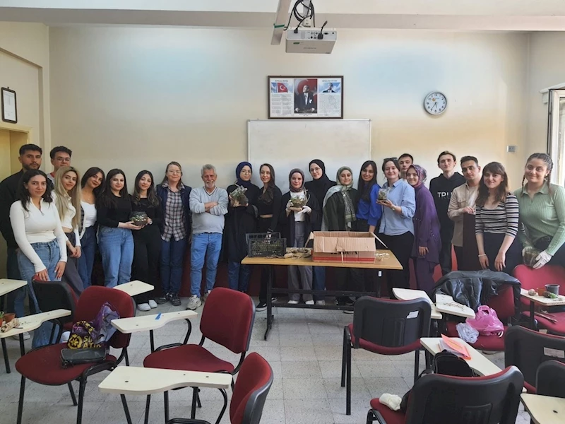 Üniversite öğrencileri doğada tekrar kullanılabilir malzemelerle teraryum hazırladı
