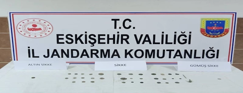 Ellerindeki tarihi eserlere müşteri ararken jandarmaya yakalandılar
