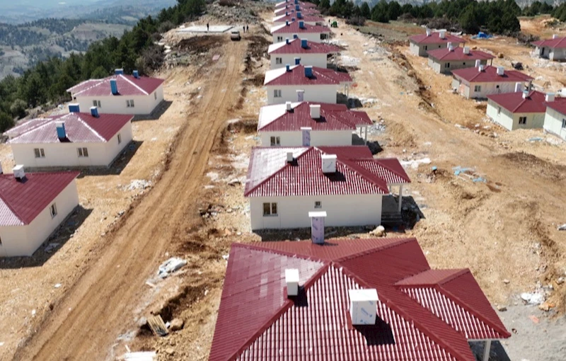 Depremin merkezinde köy evlerinin yapımı sürüyor
