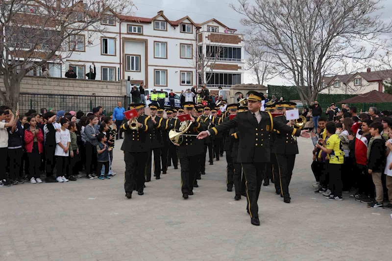 MSB Armoni Mızıkası çocuklarla buluştu
