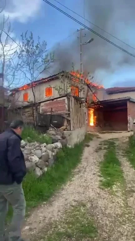 İki katlı ev alevlere teslim oldu

