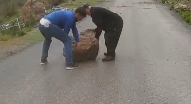 Yağmur sonrası yola kayalar düştü
