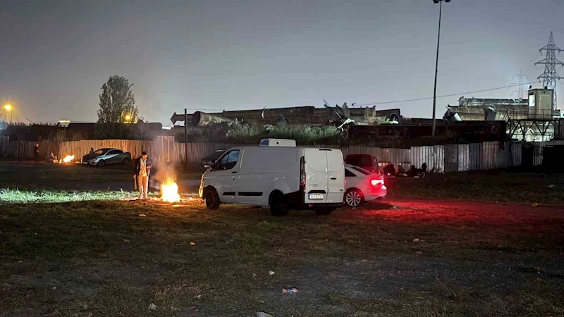 İstanbul’da bazı vatandaşlar deprem endişesiyle geceyi dışarıda geçirmeye devam etti
