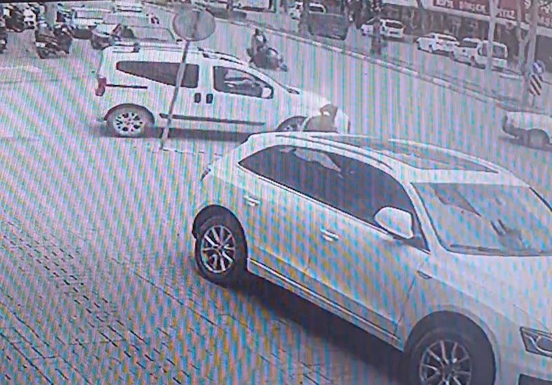 Hatalı dönüş yapan otomobil, motosikletli kadına kaza yaptırdı
