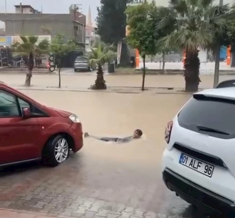 Adana’da yağmur hayatı felç etti: Kimi yüzdü kimi mahsur kaldı
