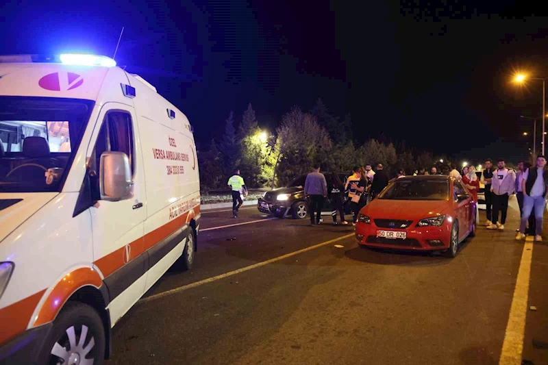 Kırmızı ışıkta bekleyen araçların arasına daldı, kaza sonrası kayıplara karıştı
