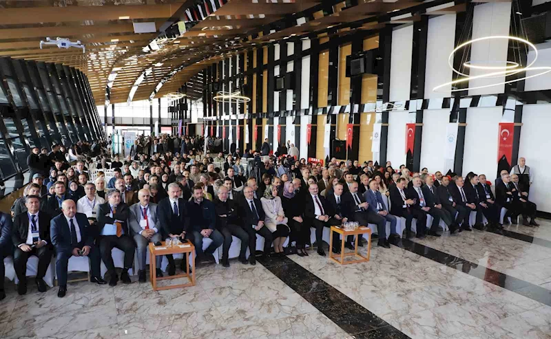 Moderatörlüğünü Rektör Hacımüftüoğlu’nun yaptığı 