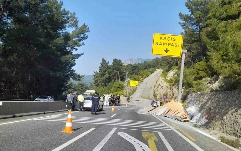 Sakar rampasında freni patlayan kamyon kazasında bir yaralı
