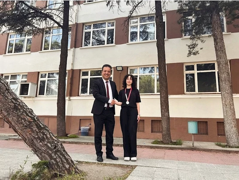 Lise Öğrencisi Betül Sarfın’dan gururlandıran başarı
