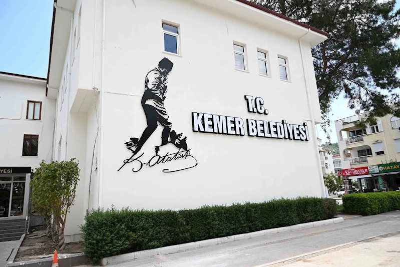 Atatürk’ün Kocatepe silüeti Kemer Belediye binasında
