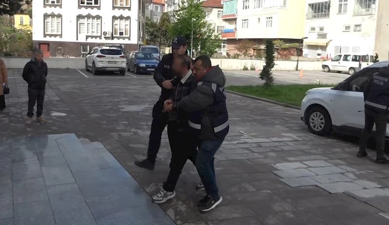 Taş kokain ile yakalanan metafizik uzmanı ve şoförü adliyeye sevk edildi
