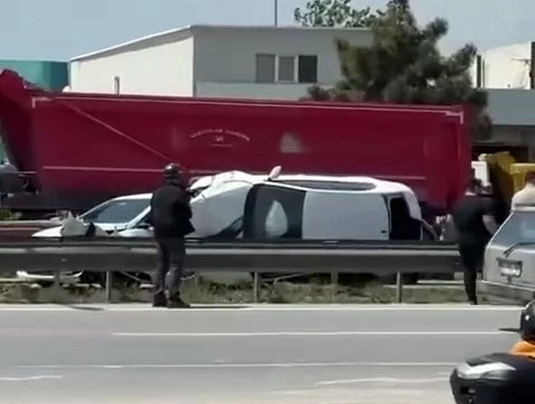 Çarpıştığı otomobil ile bariyer arasında sıkıştı

