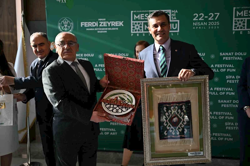 Mesir Festivali’nde hediyeler ve gönüller buluştu
