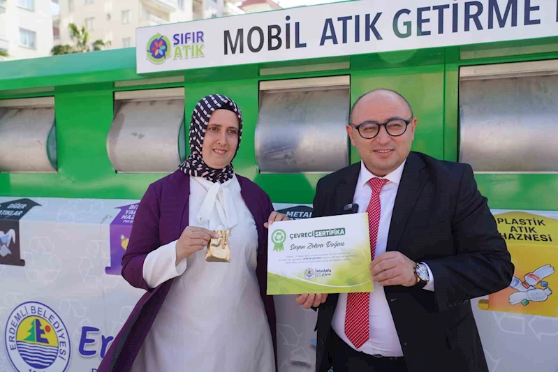 Atıklarla puan topladı, altın kazandı

