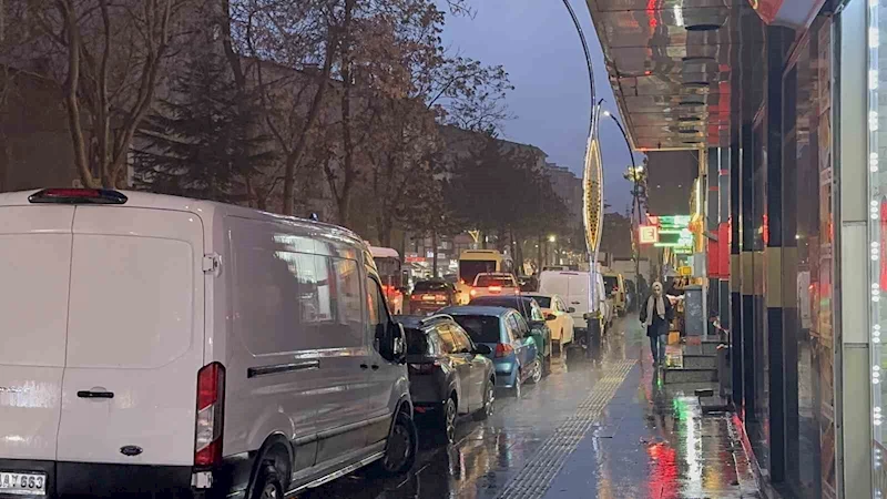 Tatvan’da sağanak yağış taşkınlara yol açtı
