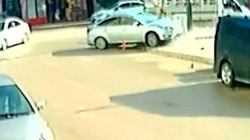 Otomobil elektrik panosuna çarptı: Kaza anı kamerada
