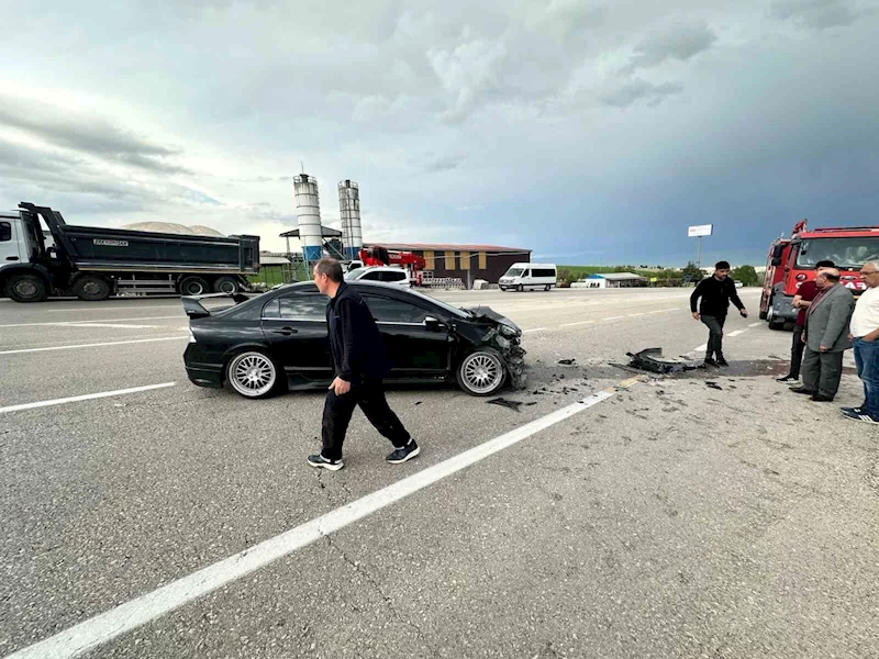 Elazığ’da otomobil kamyona çarptı: 1 yaralı
