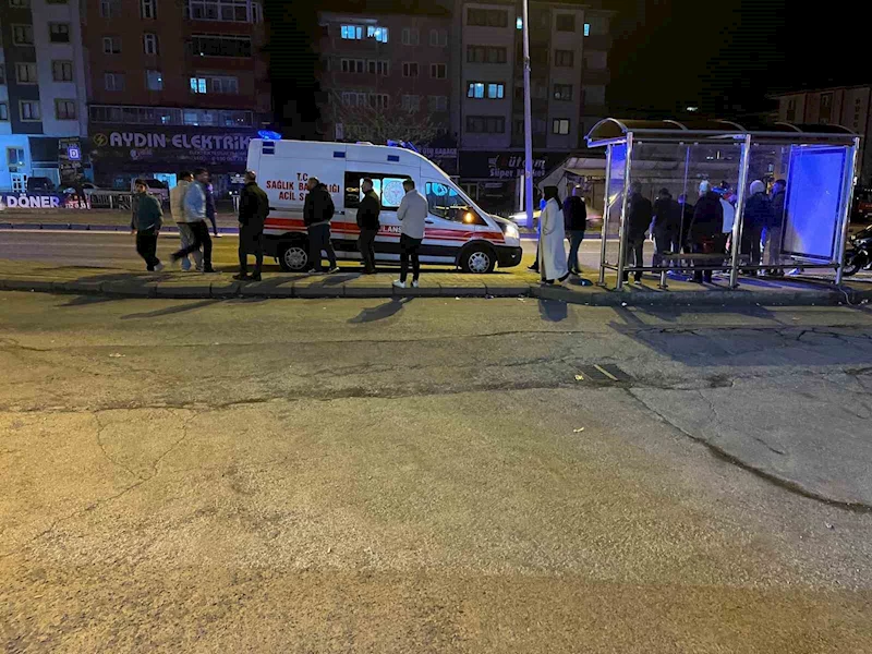 Yolun karşısına geçmek isteyen adama ambulans çarptı
