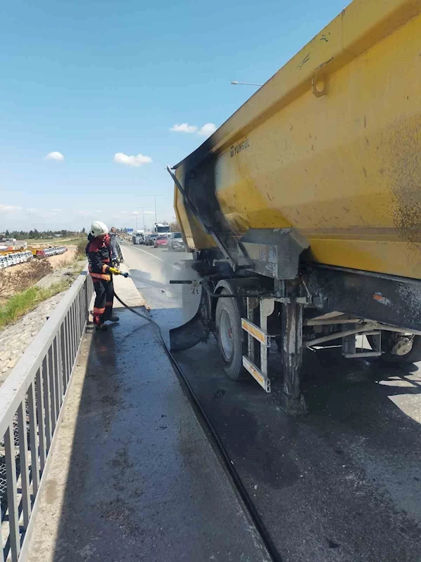 Hafriyat kamyonunun lastiğinde çıkan yangın korkuttu
