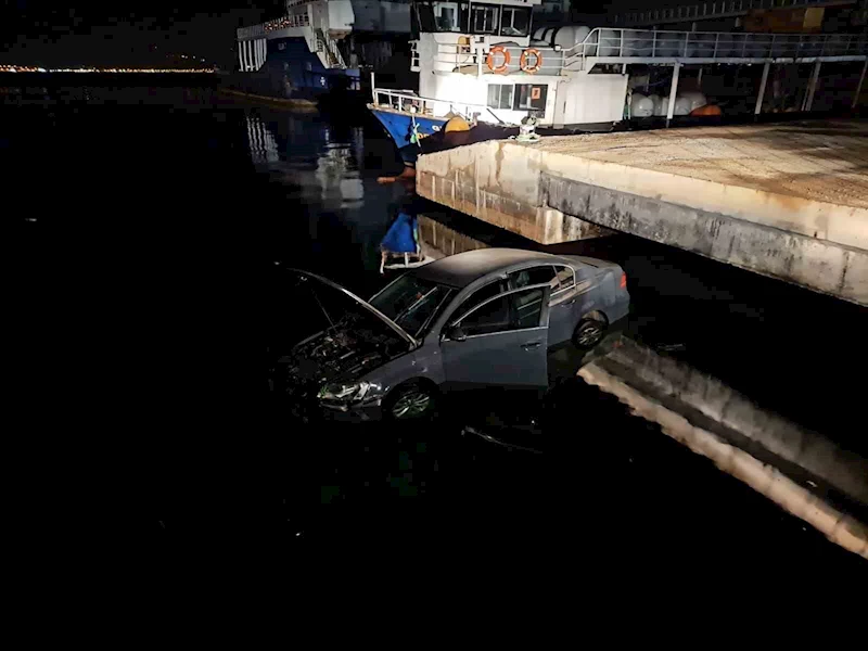 Çanakkale’de park halinde olan otomobil denize düştü
