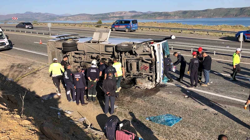 Elazığ’da yolcu midibüsü karşı şeride geçerek yan yattı: 25 yaralı
