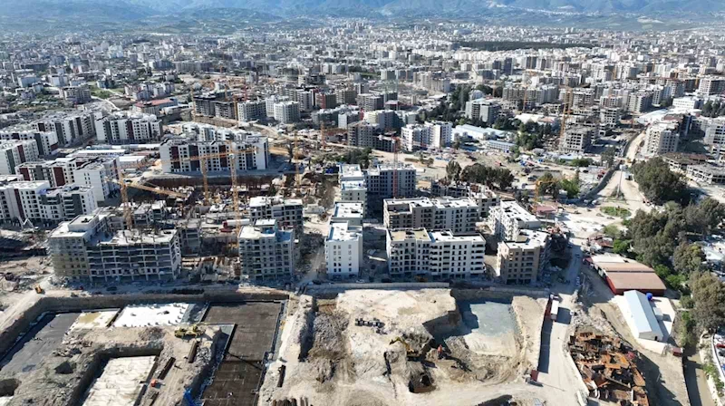Depremle birlikte boş araziye dönen Antakya’da yüzlerce bina yükseliyor
