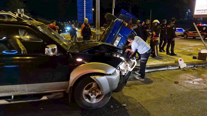 Kamyonetle otomobil çarpıştı, araçlarda sıkışanları itfaiye kurtardı: 3 yaralı

