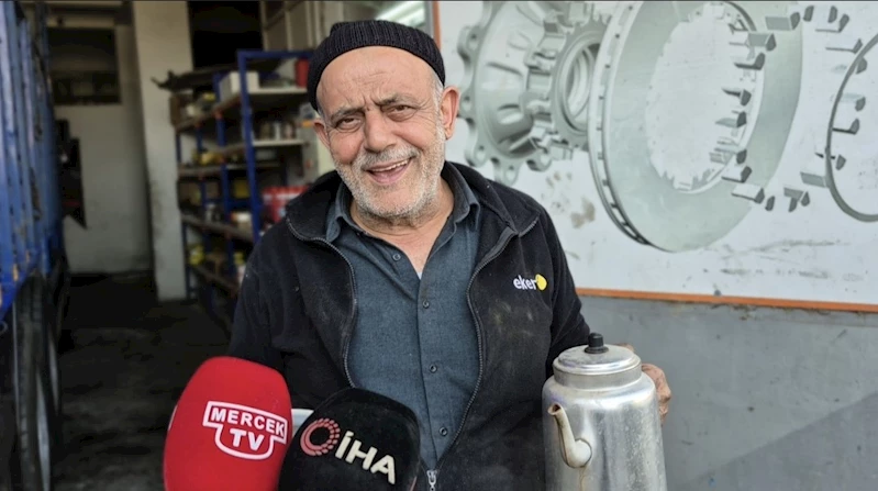 Depreme çay doldururken yakalandı, çaydanlıkla birlikte dışarı kaçtı
