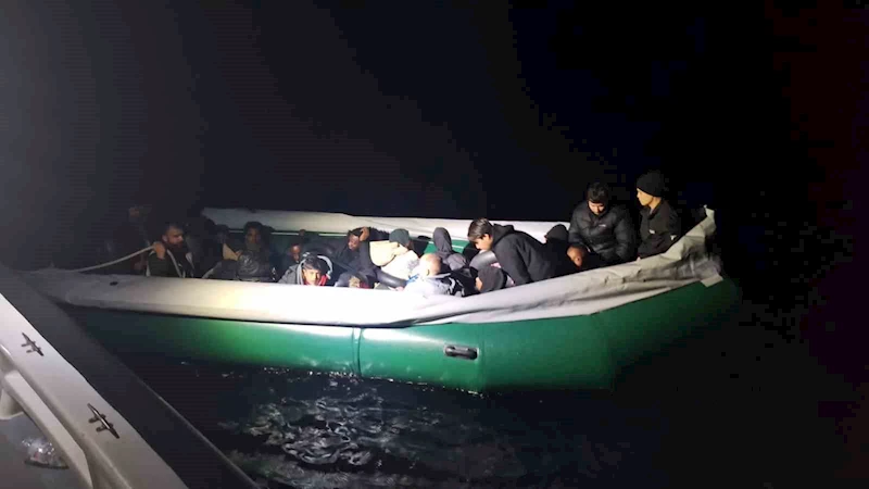 İzmir açıklarında 22 düzensiz göçmen kurtarıldı
