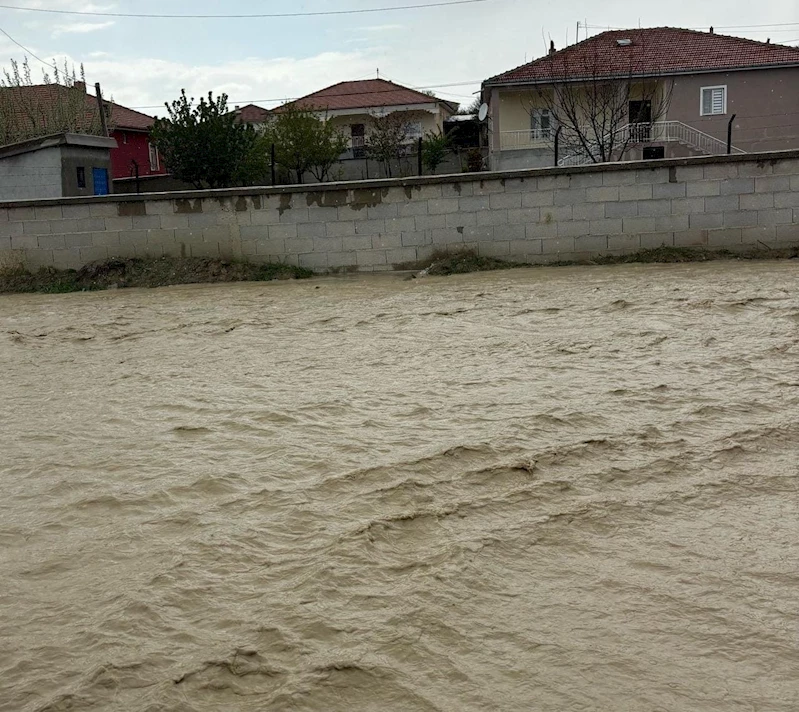 Vatandaşlar yağmur duasına çıktı, Kulu’da sel oldu
