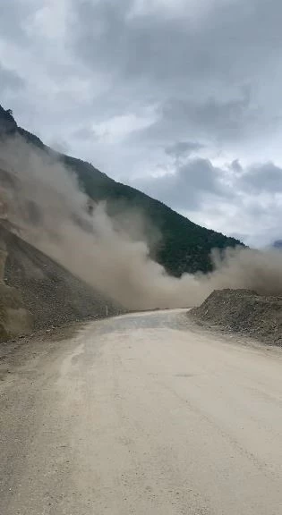 Artvin-Şavşat Karayolu’nda heyelan anı kamerada

