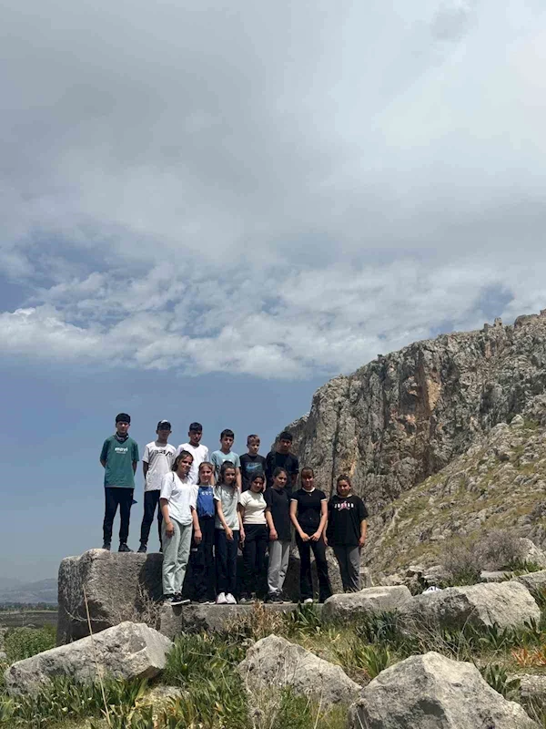 Kozanda çocuklar kent konseyi ile  tarihi yerleri öğreniyor
