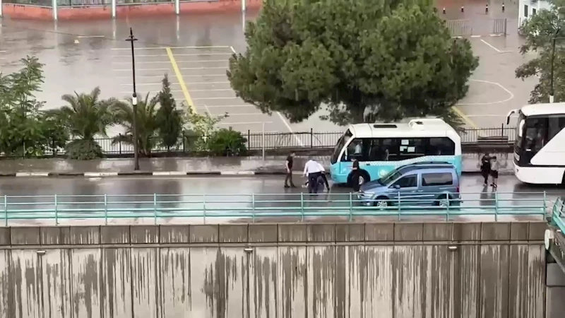 Aracın çarptığı 17 yaşındaki gencin yaralandığı kaza kamerada
