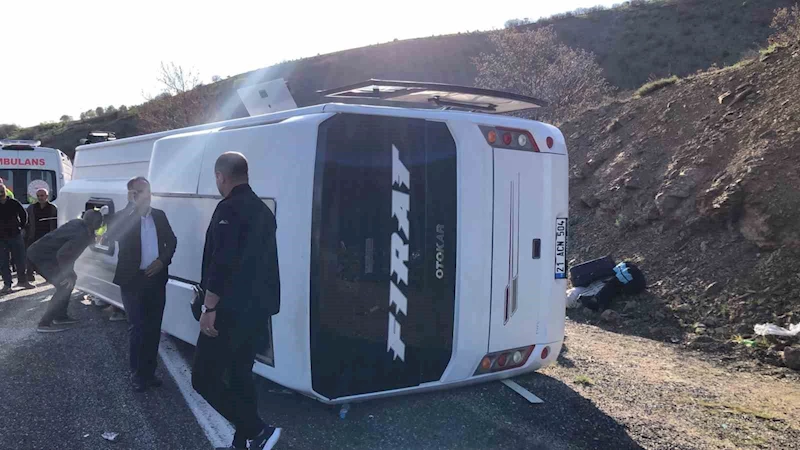 Elazığ-Diyarbakır kara yolunda midibüs devrilmesi sonucu meydana gelen trafik kazasında çok sayıda yaralı olduğu öğrenildi. Bölgeye sağlık, polis, jandarma, AFAD ve itfaiye ekipleri sevk edildi.
