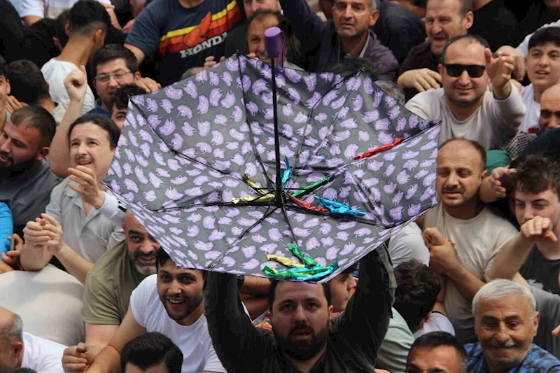 Şifalı macundan kapabilmek için on binler bir araya geldi
