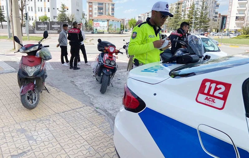 Plakasız motosikletin ehliyetsiz ve kasksız sürücüsüne 35 bin lira ceza
