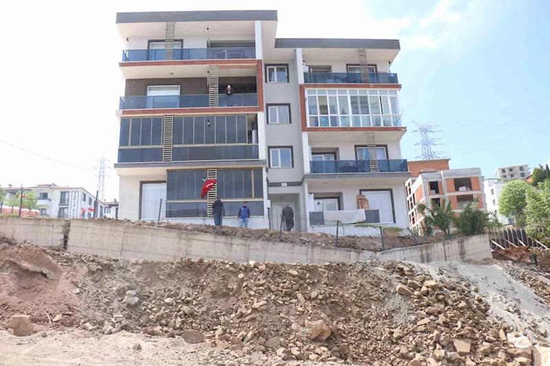 Yıkılmayla karşı karşıya kalan binaya kaya ve topraklı önlem
