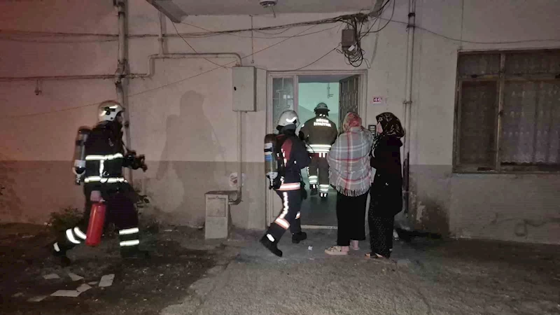 Çatıda çıkan yangın mahalle sakinlerini sokağa döktü
