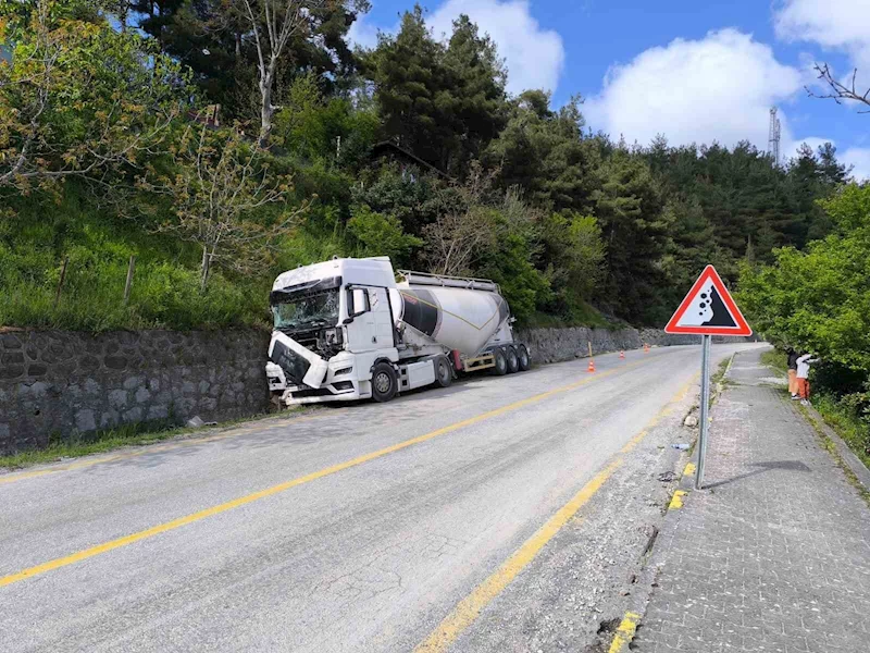 Kastamonu’da freni patlayan beton mikseri istinat duvarına çarptı: 2 yaralı
