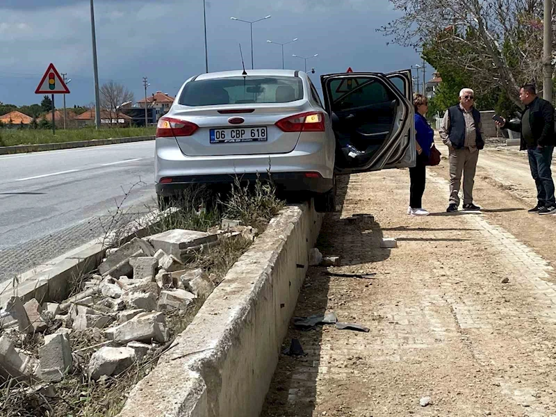 Refüje çıkan otomobildeki 3 kişi kazadan sıyrık almadan kurtuldu
