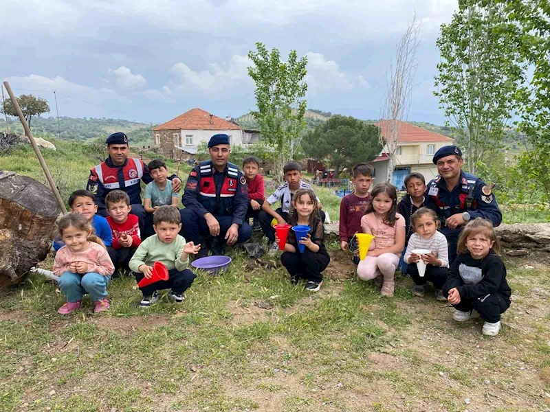 Öğrenciler fidanları jandarma ile birlikte toprakla buluşturdu
