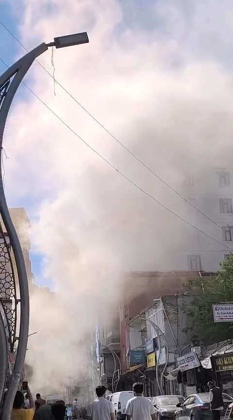 Diyarbakır’da fırının bacasından çıkan yoğun duman paniğe neden oldu
