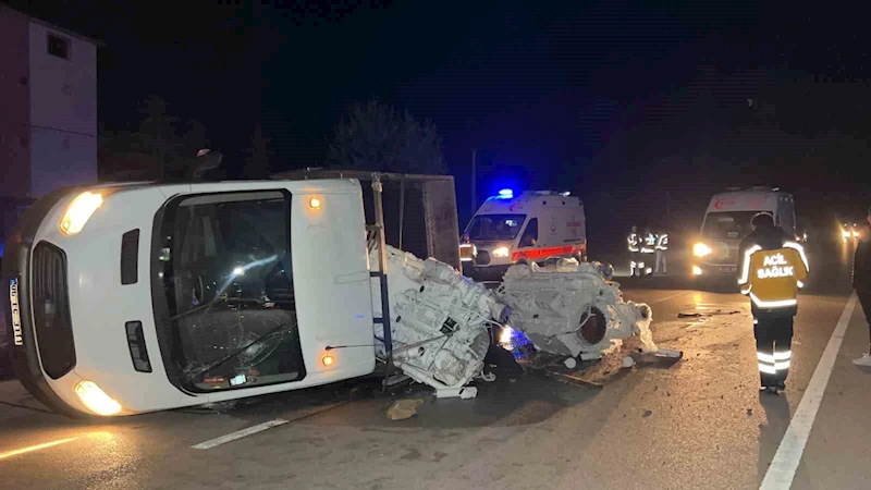 Burdur-Antalya karayolunda tekne motoru yüklü kamyonet devrildi: 2 yaralı
