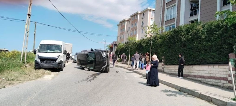 Silivri’de sürücüsünün kontrolünü kaybettiği araç takla atıp yan yattı: 2 yaralı
